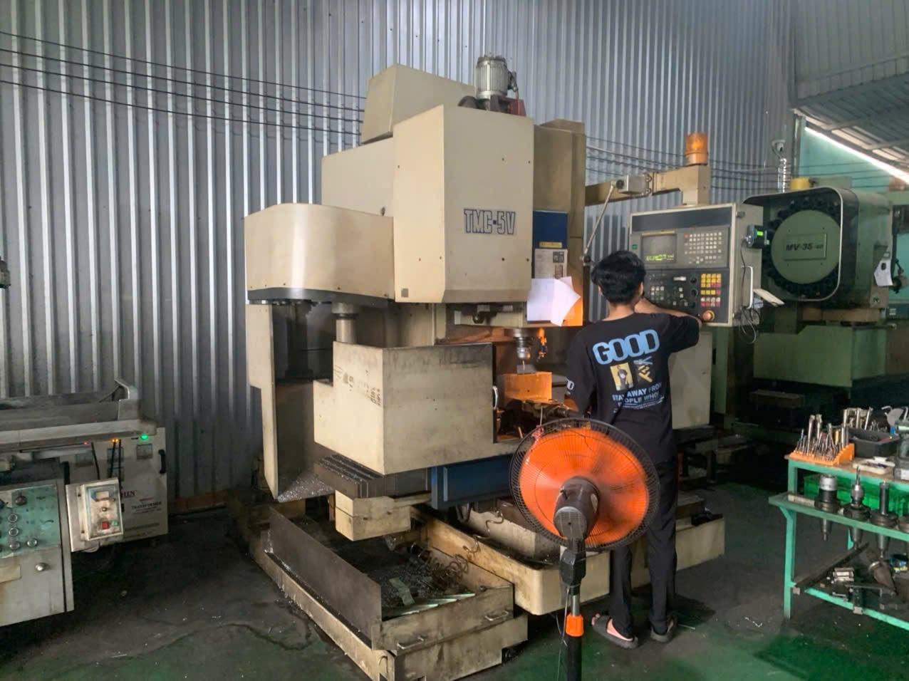 CNC VMC machine.jpg